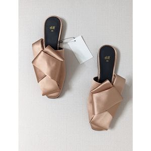 H&M Powder Pink Silk blend Flat Closed Toe Mules with front Bow Women's Size 5.5